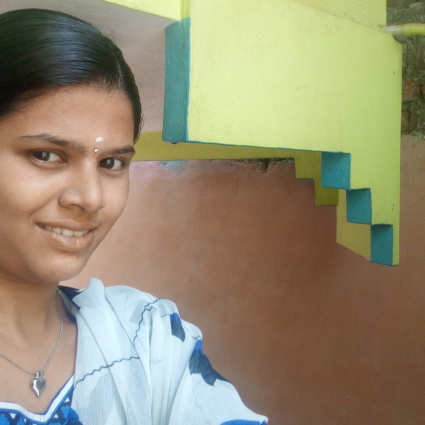 Dhivya V